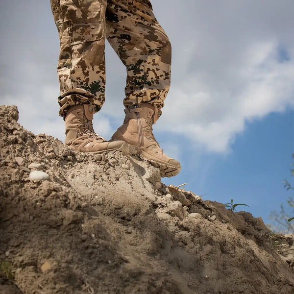 Getragene Bergstiefel auf steinigem Untergrund an leichtem Gefälle