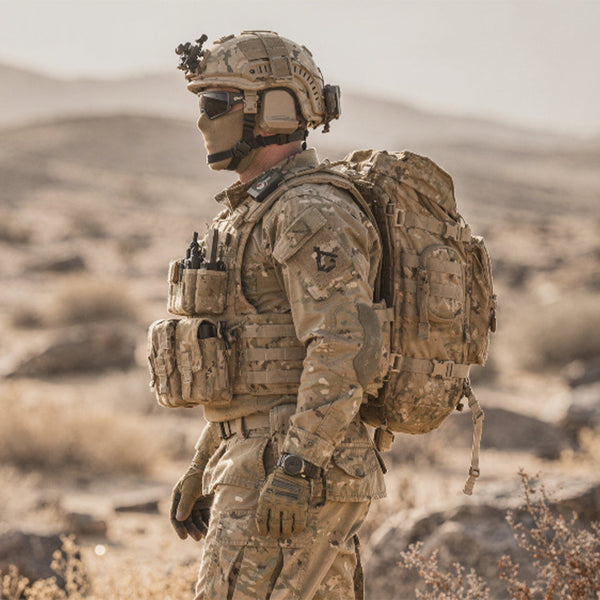 Soldat in Wüstentarn steht in trockener, steppenartiger Landschaft