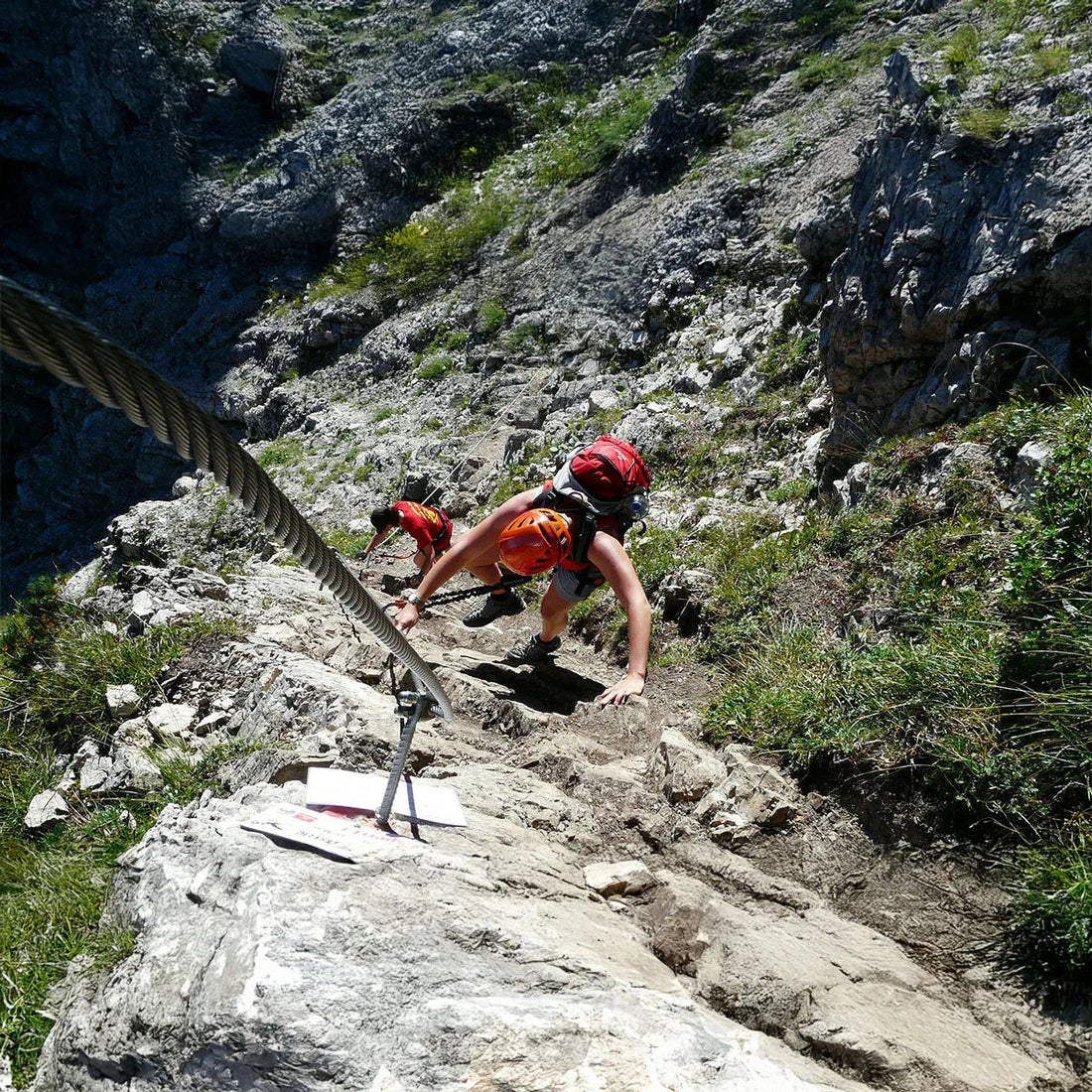 Personen, die sich beim Klettern abseilen von einem Vorsprung.