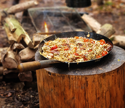 Outdoor Kochen wie ein Profi: Mit Feuer, Dutch Oven und Gusseiserner Pfanne zum perfekten Genuss